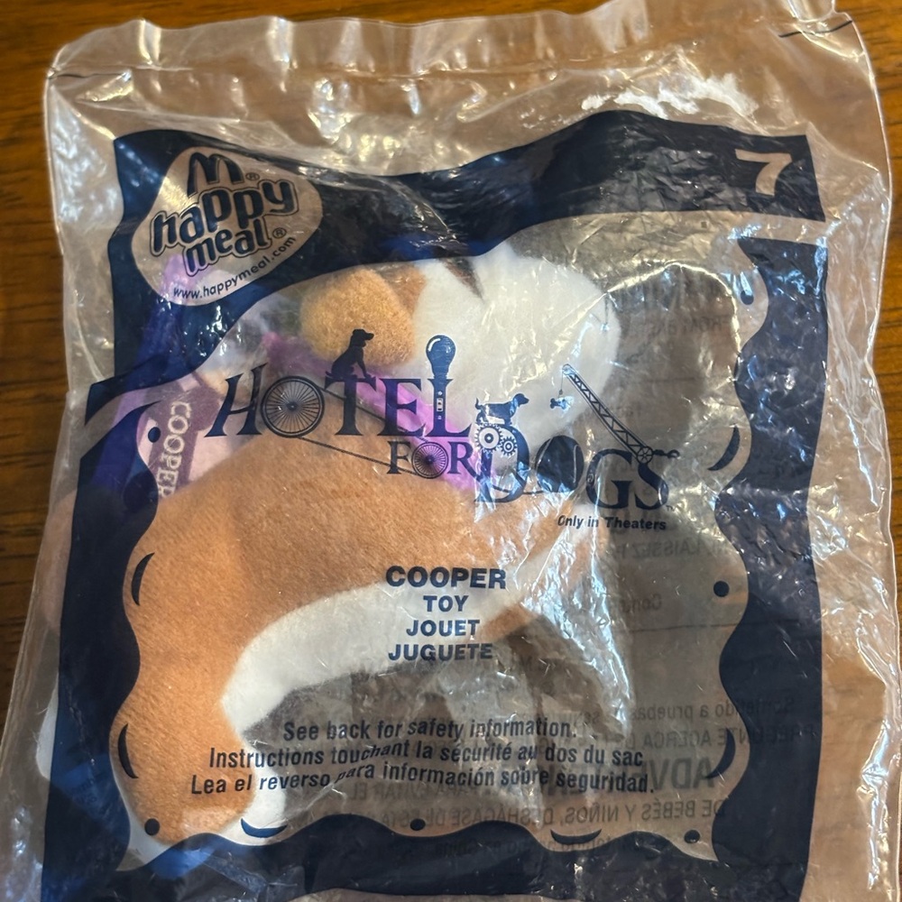 McDonald’s❤️2009 M happy meal Dreamworks LLC Hotel for Dogs Cooper Toy - Picture 1 of 2
